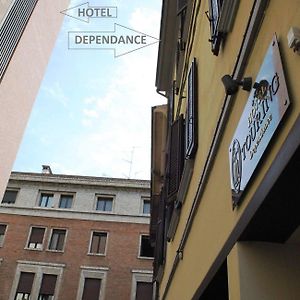 Camera con letto queen size in edificio annesso